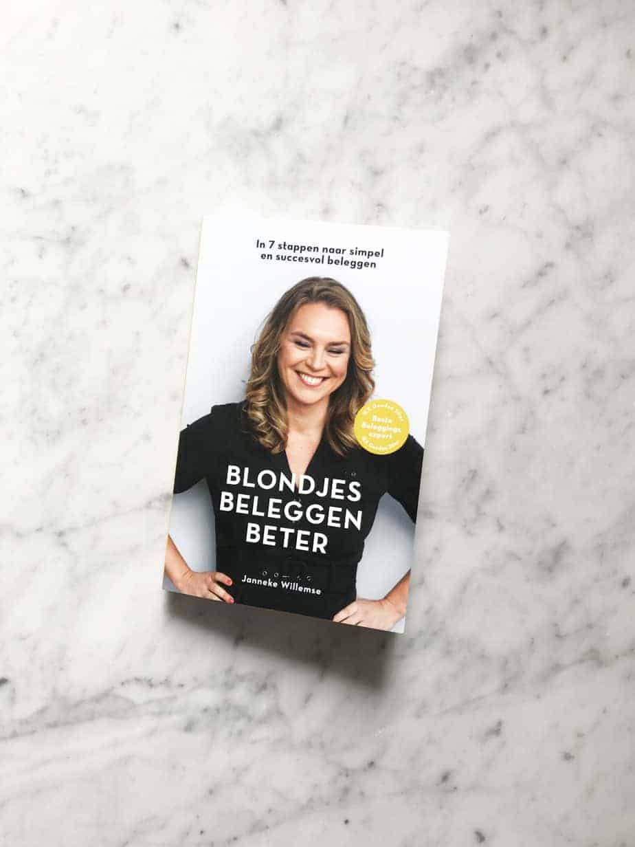 Boekreview: 'Blondjes Beleggen Beter' van Janneke Willemse. Volgens Janneke kan iedereen beleggen en ik ben het helemaal met haar eens! ‘Iedereen kan beleggen’ is natuurlijk niet voor niets de naam van mijn gratis ebook ;) Voor veel mensen is beleggen helaas nog steeds een spannend of eng ding. Ook voor Janneke duurde het jaren voordat ze eenmaal de stap durfde te zetten, maar nadat ze serieus begon in 2013 heeft ze veel succes behaald met haar beleggingen. Hoe? Dat legt ze uit in haar boek Blondjes Beleggen Beter en op haar gelijknamige blog. Hoog tijd voor een boekreview dus!