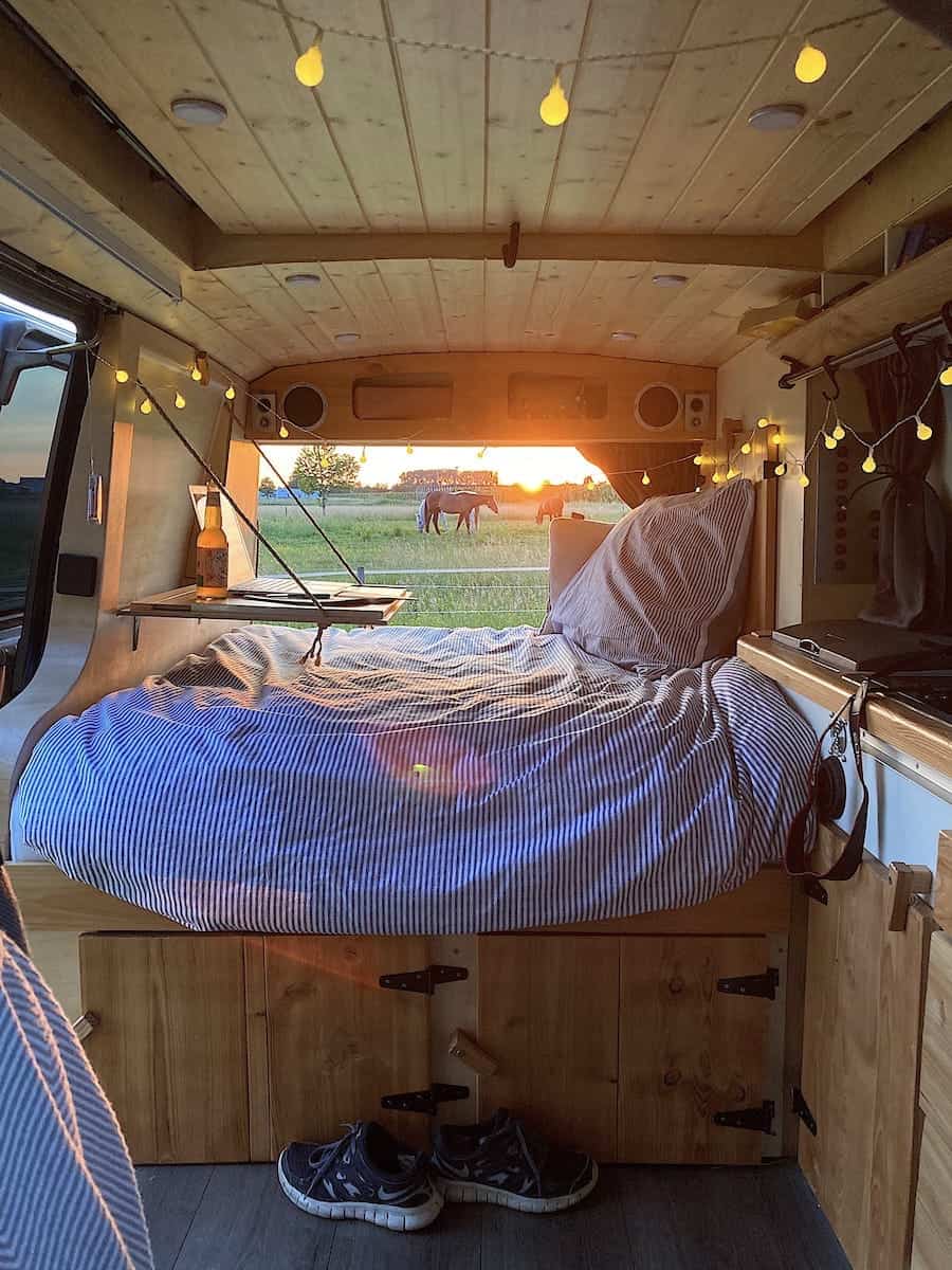 Je kleine, dure studentenkamertje omruilen voor een camperbus, zou jij het doen? Nienke (@groetjesvannienke op TikTok en @hittheroad.jackk op Instagram) deed het! Na drie jaar gewoond te hebben in een studentenhuis met 11 huisgenootjes besloot ze het roer om te gooien en in een camper bus te gaan wonen. In deze blog vertelt ze waarom ze deze keuze maakte en wat de voor- en nadelen zijn van wonen in een camperbus tijdens je studententijd.