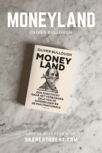 In Moneyland vertelt Oliver Bullough over zijn onderzoek naar belastingontduiking door de superrijken en duikt hij in de wereld van corruptie, offshore-banking en het grote geld dat daarmee gemoeid is. Wat vooral verbazingwekkend is, is hoeveel geld er jaarlijks (!) wegsijpelt naar Moneyland: in het boek wordt dat geschat op $1.1 tot $2.6 biljoen, ofwel 1100 tot 2600 miljard US dollar! En dat is dus per jaar! In Moneyland probeert Oliver Bullough wat licht te werpen op een metaforische parallelle wereld, aka Moneyland, waarin geld vrijelijk stroomt en waarvan de eigenaren op elk moment kunnen verhuizen naar een land waar de wetten voor hen het meest gunstig zijn.