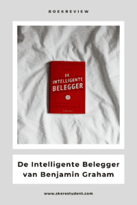 ‘De Intelligente Belegger’, oftewel ‘The Intelligent Investor’ van Benjamin Graham is voor het eerst uitgegeven in 1949, maar voor veel mensen is het nog steeds hét boek over waardebeleggen. Op de achterkant van het boek staat zelfs dat dit “de bijbel die iedere belegger gelezen moet hebben” is, “omdat Graham niet vertelt welke aandelen je zou moeten kopen, maar juist een effectieve manier van denken en handelen aanleert” en dat “het boek nog steeds verbazingwekkend actueel” is. Dat klinkt nogal veelbelovend! Maar klopt het ook? In deze blog vertel ik je wat over Benjamin Graham en zijn beleggingsstrategie, geef ik een samenvatting van de belangrijkste punten en sluit ik af met mijn mening over het boek.