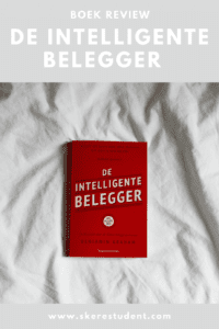 De Intelligente Belegger’, oftewel ‘The Intelligent Investor’ van Benjamin Graham is voor het eerst uitgegeven in 1949, maar voor veel mensen is het nog steeds hét boek over waardebeleggen. Op de achterkant van het boek staat zelfs dat dit “de bijbel die iedere belegger gelezen moet hebben” is, “omdat Graham niet vertelt welke aandelen je zou moeten kopen, maar juist een effectieve manier van denken en handelen aanleert” en dat “het boek nog steeds verbazingwekkend actueel” is. Dat klinkt nogal veelbelovend! Maar klopt het ook? In deze blog vertel ik je wat over Benjamin Graham en zijn beleggingsstrategie, geef ik een samenvatting van de belangrijkste punten en sluit ik af met mijn mening over het boek.
