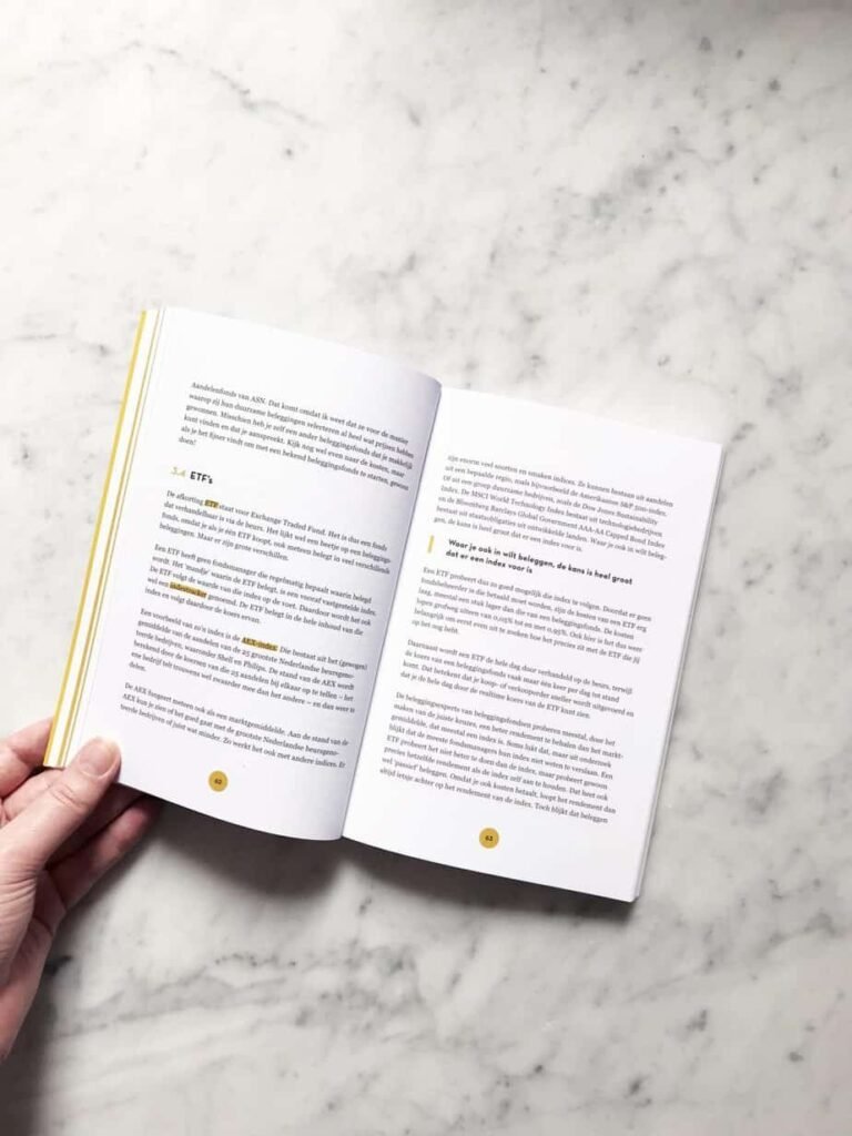 Boekreview: 'Blondjes Beleggen Beter' van Janneke Willemse. Volgens Janneke kan iedereen beleggen en ik ben het helemaal met haar eens! ‘Iedereen kan beleggen’ is natuurlijk niet voor niets de naam van mijn gratis ebook ;) Voor veel mensen is beleggen helaas nog steeds een spannend of eng ding. Ook voor Janneke duurde het jaren voordat ze eenmaal de stap durfde te zetten, maar nadat ze serieus begon in 2013 heeft ze veel succes behaald met haar beleggingen. Hoe? Dat legt ze uit in haar boek Blondjes Beleggen Beter en op haar gelijknamige blog. Hoog tijd voor een boekreview dus!