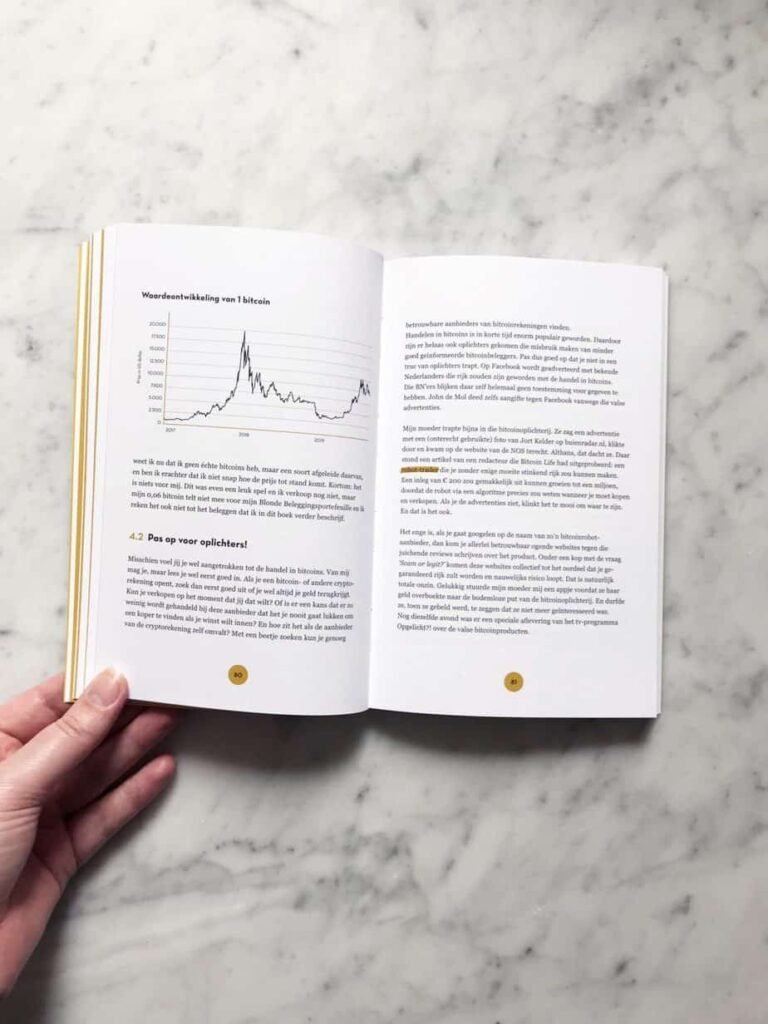 Boekreview: 'Blondjes Beleggen Beter' van Janneke Willemse. Volgens Janneke kan iedereen beleggen en ik ben het helemaal met haar eens! ‘Iedereen kan beleggen’ is natuurlijk niet voor niets de naam van mijn gratis ebook ;) Voor veel mensen is beleggen helaas nog steeds een spannend of eng ding. Ook voor Janneke duurde het jaren voordat ze eenmaal de stap durfde te zetten, maar nadat ze serieus begon in 2013 heeft ze veel succes behaald met haar beleggingen. Hoe? Dat legt ze uit in haar boek Blondjes Beleggen Beter en op haar gelijknamige blog. Hoog tijd voor een boekreview dus!