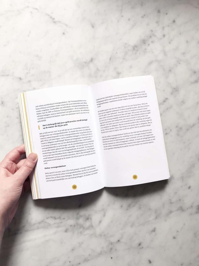 Boekreview: 'Blondjes Beleggen Beter' van Janneke Willemse. Volgens Janneke kan iedereen beleggen en ik ben het helemaal met haar eens! ‘Iedereen kan beleggen’ is natuurlijk niet voor niets de naam van mijn gratis ebook ;) Voor veel mensen is beleggen helaas nog steeds een spannend of eng ding. Ook voor Janneke duurde het jaren voordat ze eenmaal de stap durfde te zetten, maar nadat ze serieus begon in 2013 heeft ze veel succes behaald met haar beleggingen. Hoe? Dat legt ze uit in haar boek Blondjes Beleggen Beter en op haar gelijknamige blog. Hoog tijd voor een boekreview dus!